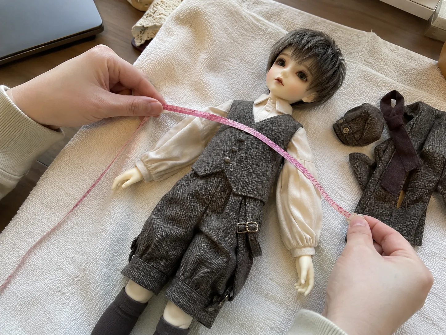 1/4 and 1/6 BJD scale comparison on a collector shelf